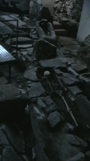 Visita ás escavacións da catedral de Santiago de Compostela. Enterramento con restos humans -2